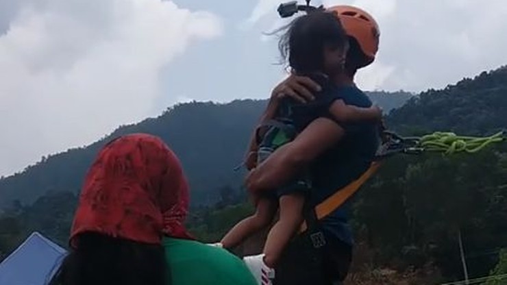 Celebryta skoczył na bungee, trzymając dwuletnią córkę na rękach. W dodatku nie miała kasku