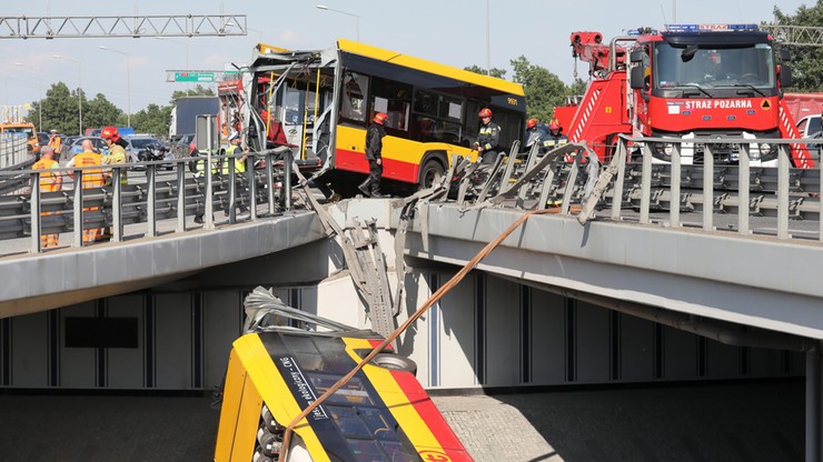 Wypadek autobusu w Warszawie. Nieoficjalnie: kierowca miał wysoką gorączkę