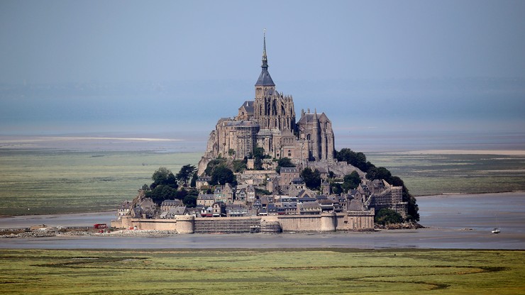 Wyspa Mont-Saint-Michel ponownie otwarta. Rano była ewakuowana przez turystę grożącego żandarmom
