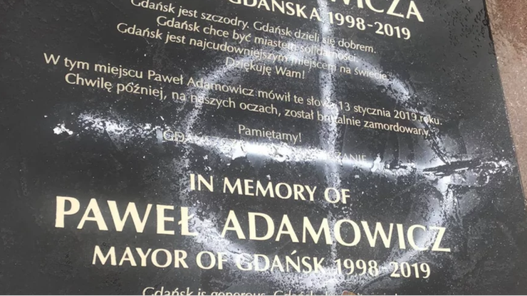 22-latka zniszczyła tablicę Pawła Adamowicza. "Chcę spojrzeć jej w oczy"