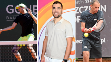 Trzech mężczyzn, dwóch tenisistów w akcji i jeden w stroju casualowym.