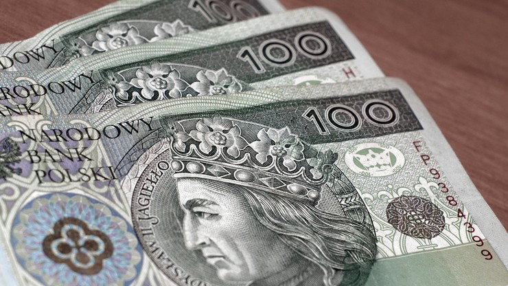 Zwiększają się zarobki Polaków za granicą. Lecz pieniędzy do kraju spływa coraz mniej