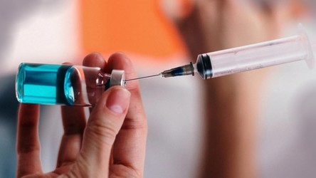 Izrael pierwszym krajem świata, który zaczął podawać trzecią dawkę szczepionki