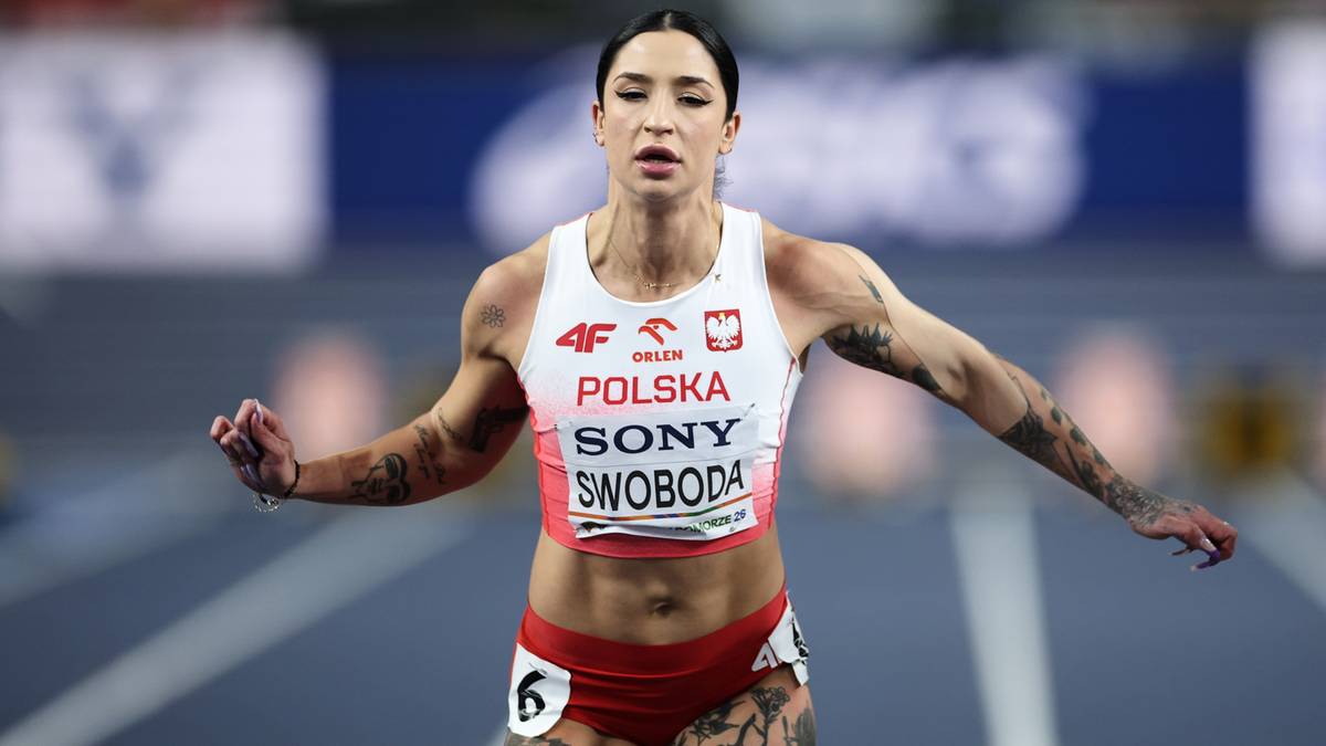 Lekkoatletka w białym topie z napisem Polska i czerwonych spodenkach podczas biegu.