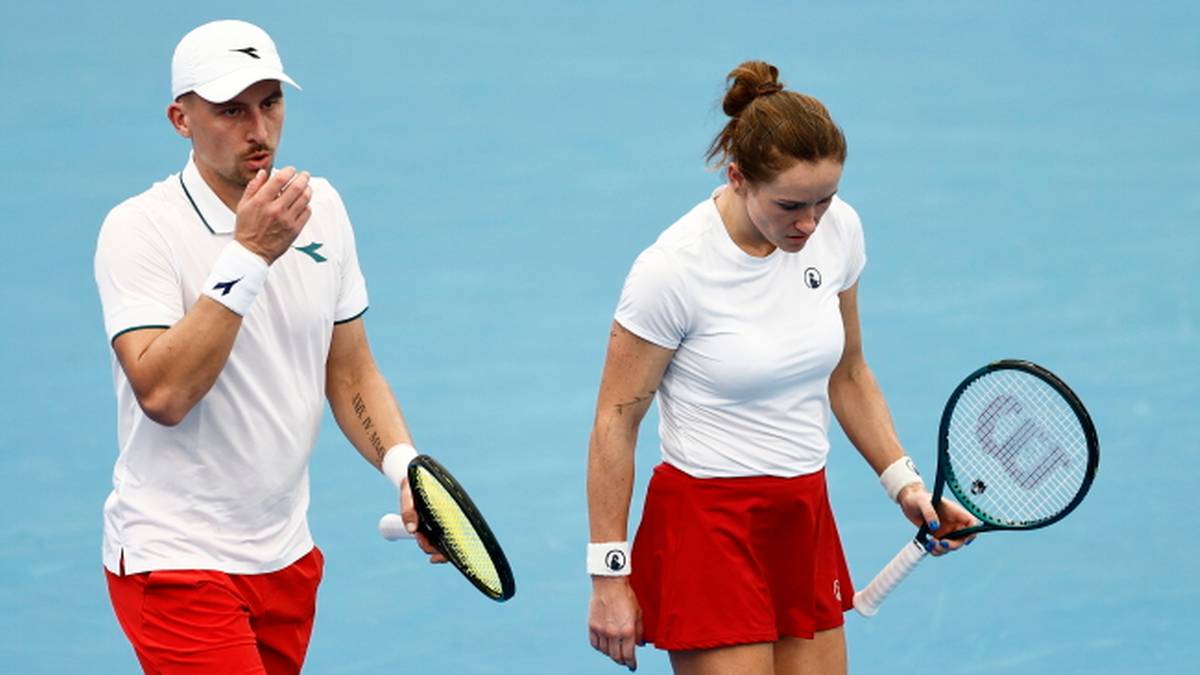 Mężczyzna i kobieta w strojach tenisowych z rakietami na korcie.