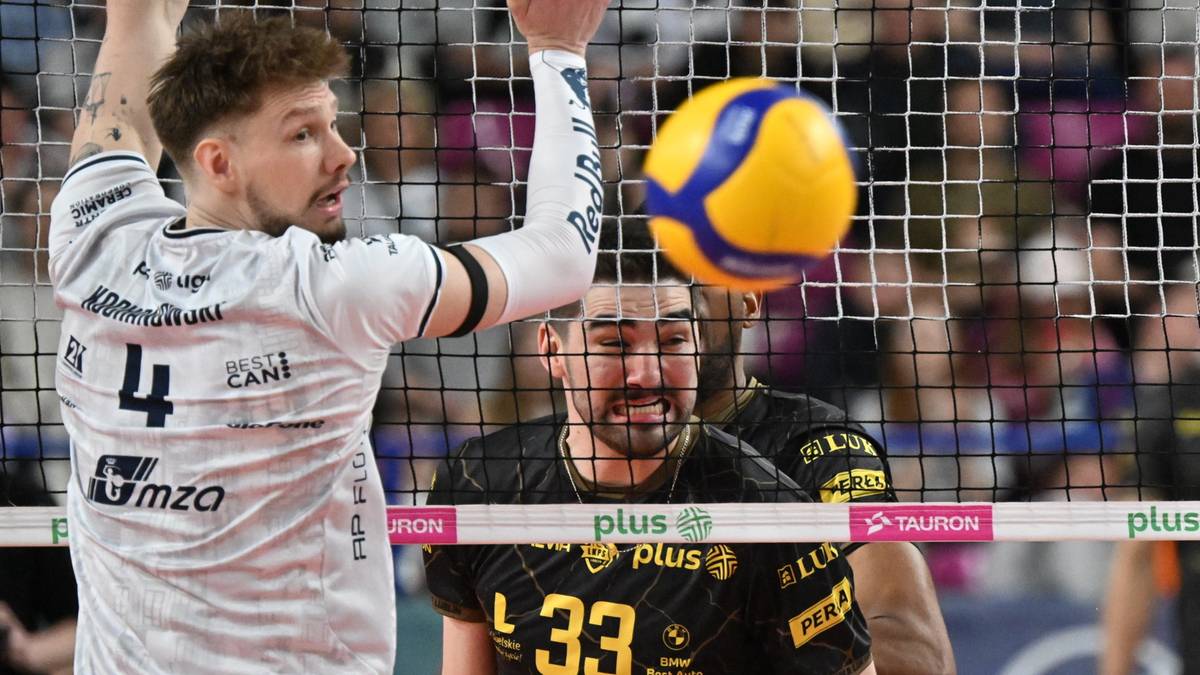 Siatkarz blokuący atak przeciwnika.