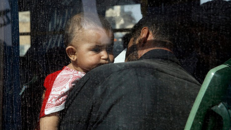 Syryjscy cywile opuszczają oblężone miasteczko. Było bombardowane od czterech lat