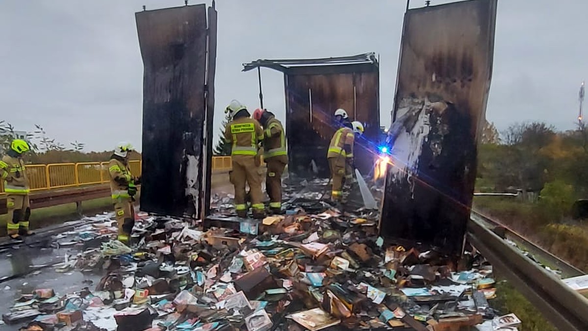 Bolesławiec: Pożar ciężarówki na DK. Na drogę wysypały się plastikowe zabawki