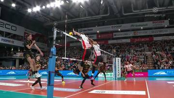 Siatkarz Artur Szalpuk w akcji podczas meczu, wyskakuje do ataku nad siatką.