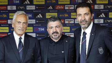 Trzech mężczyzn w eleganckich garniturach, stojących obok siebie, z poważnymi minami.