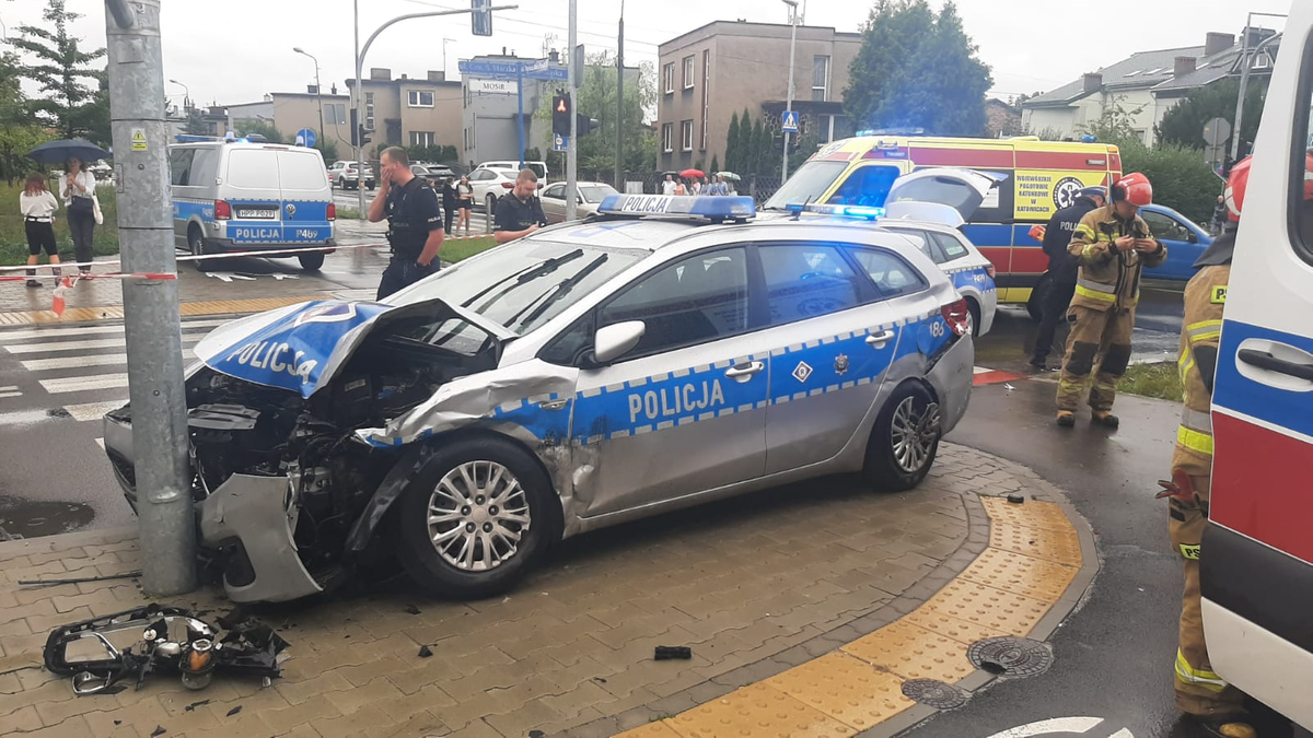 Piekary Śląskie. Zderzenie radiowozu z autem osobowym. Dwóch policjantów w szpitalu