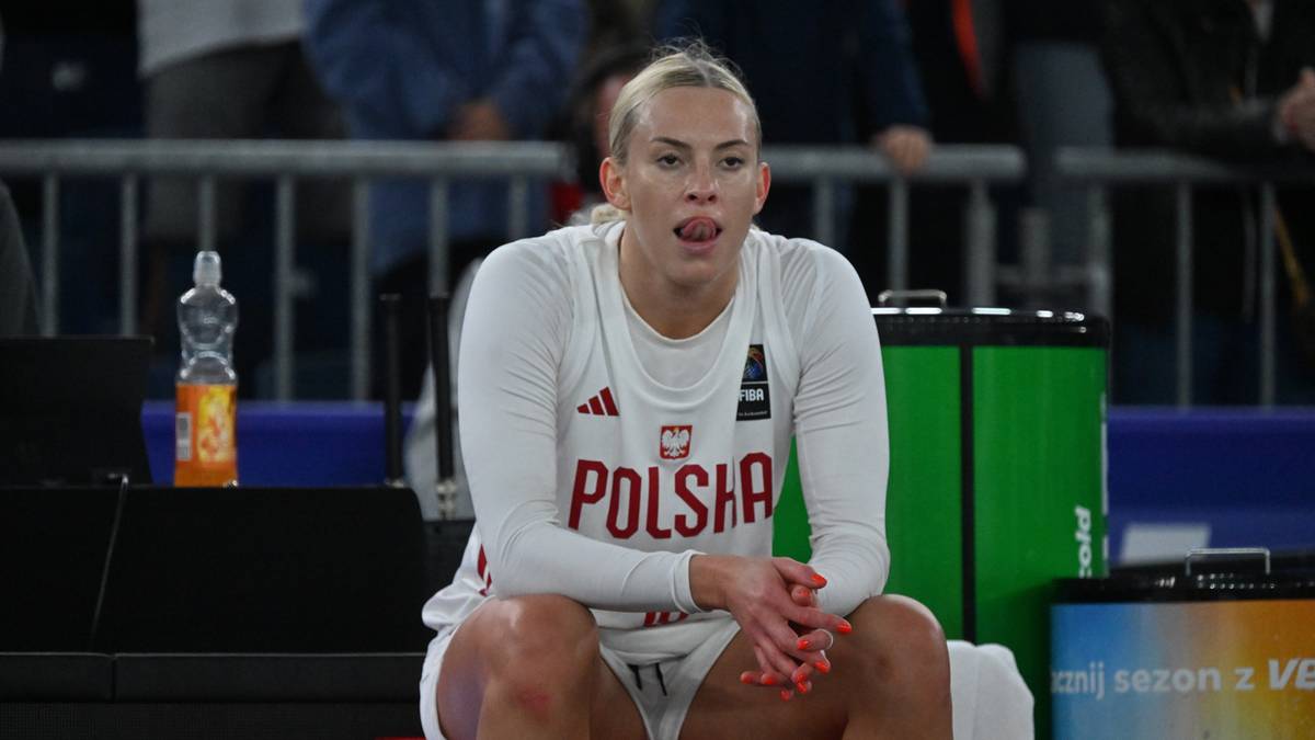 Siedząca zawodniczka w stroju reprezentacji Polski z białym napisem "POLSKA" na piersi.