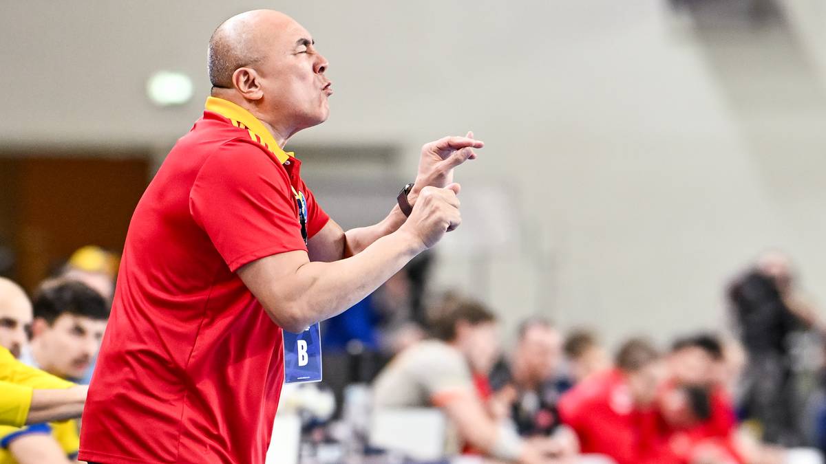 Talal Dujszebajew, trener piłki ręcznej, gestykuluje podczas meczu.