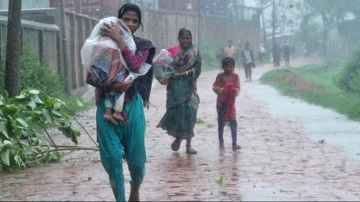 Bangladesz: 500 tys. osób ewakuowanych z powodu cyklonu
