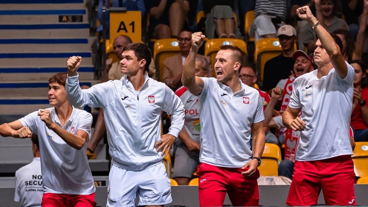 Czterech polskich tenisistów cieszy się ze zwycięstwa na korcie.