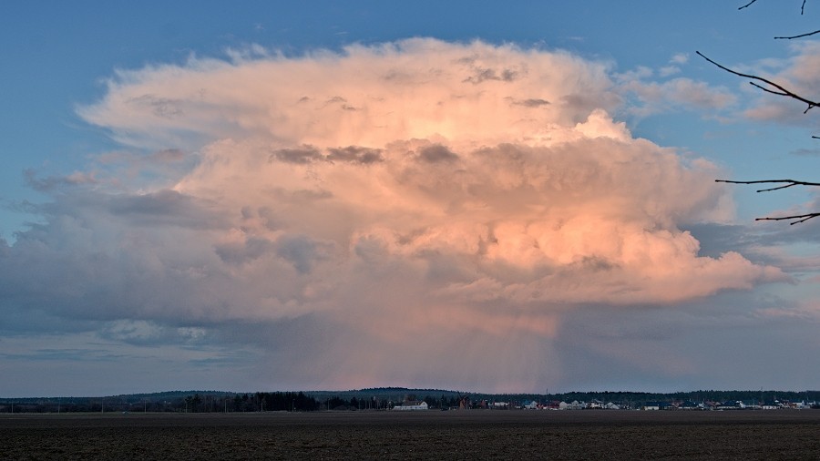 Chmura burzowa Cumulonimbus w Lesznie w woj. wielkopolskim. Fot. Łukasz Skotarek / TwojaPogoda.pl