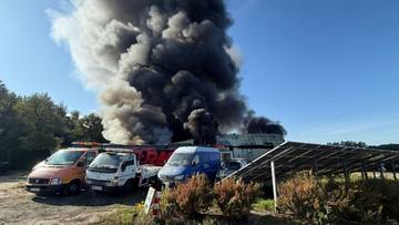 Płonie hala pod Warszawą. W środku tworzywa sztuczne i oleje