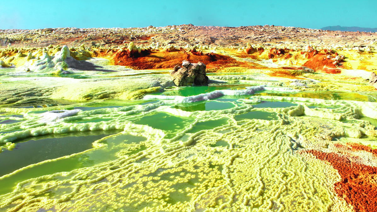 System hydrotermalny w Dallol, Etiopia, z barwnymi złożami mineralnymi