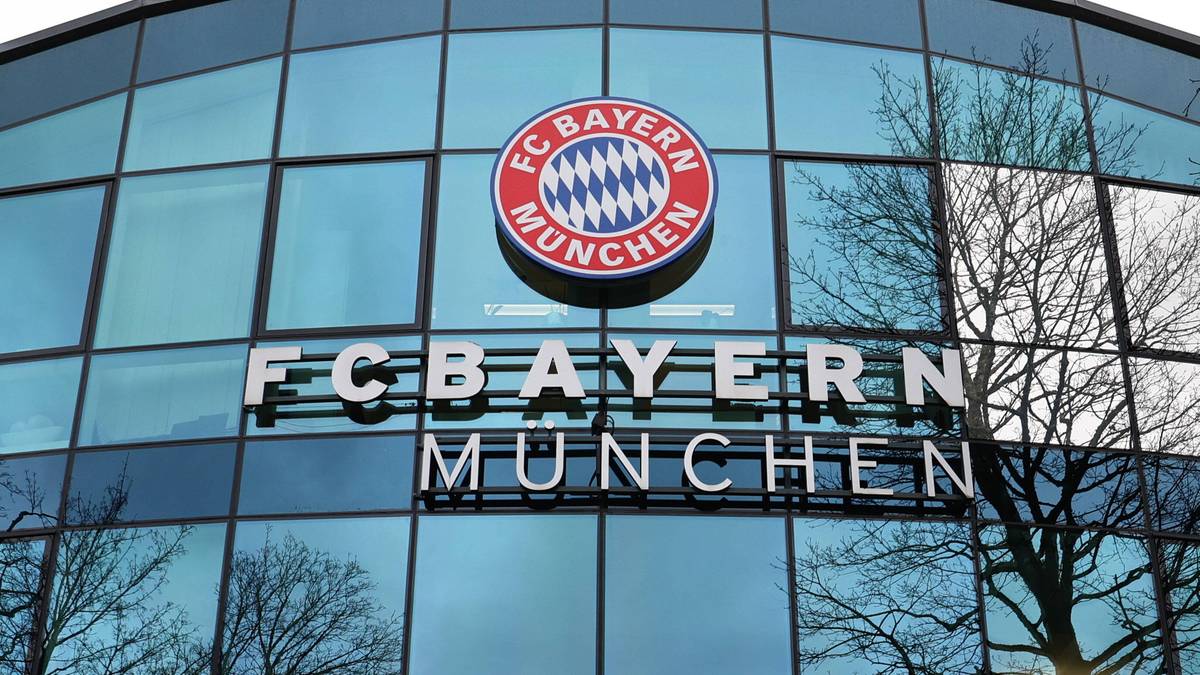Budynek akademii piłkarskiej FC Bayern Monachium z napisem FC BAYERN M&Uuml;NCHEN na fasadzie.