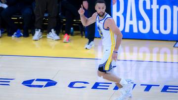 Stephen Curry, zawodnik Warriors, podczas meczu koszyk&oacute;wki na parkiecie.