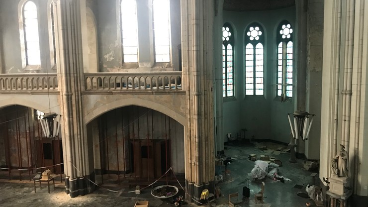 Belgia: kościół zmieniony w szkołę cyrkową. "Smutno go widzieć w takim stanie"