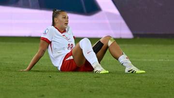 Piłkarka siedząca na murawie