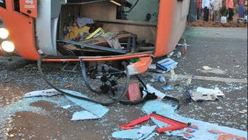 Zderzenie autobusu z ciężarówką. Nie żyją co najmniej 53 osoby