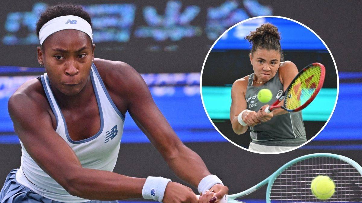 Dwie kobiety grające w tenisa. Jedna z nich, młoda ciemnoskóra zawodniczka, jest na pierwszym planie, w białym topie i białej opasce na włosach, trzymając rakietę. W prawym górnym rogu obrazu widnieje okrągłe zdjęcie drugiej zawodniczki, młodej kobiety o jasnej karnacji, która również gra w tenisa.