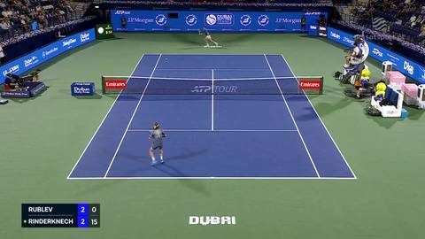 Kort tenisowy podczas meczu Andrieja Rublowa z Arthurem Rinderknechem, z widocznymi wynikami na dole ekranu.