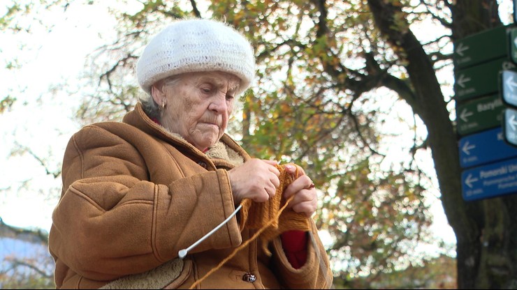 85-letnia Krystyna Misióra sprzedaje w Szczecinie czapki. Zbiera na aparat słuchowy