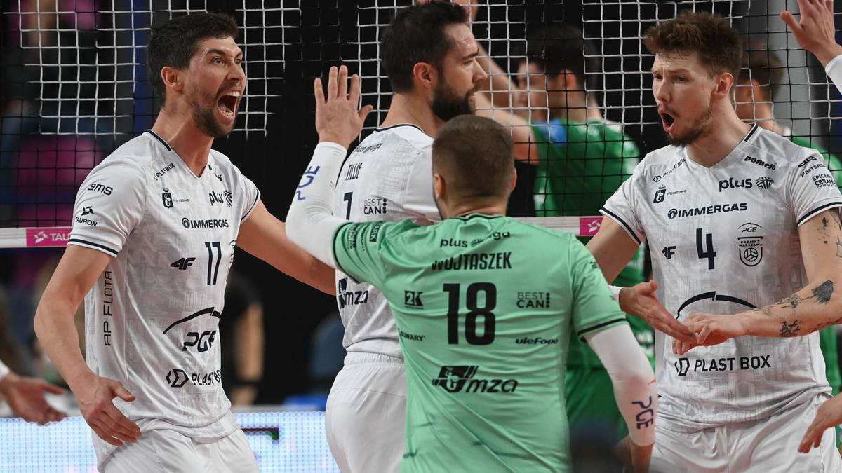 Siatkarze drużyny PGE Projekt Warszawa świętują zdobyty punkt w meczu Ligi Mistrzów.