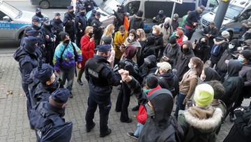 Protesty w Warszawie. Kilkanaście osób usłyszało zarzuty, 17-latek wśród zatrzymanych