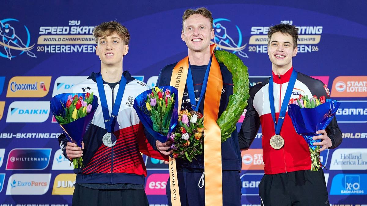 Trzej zawodnicy na podium po zawodach łyżwiarstwa szybkiego, z wyr&oacute;żnionym złotym medalistą z Norwegii, Sanderem Eitresem, i srebrnym medalistą z Czech, Metodejem Jilkiem.