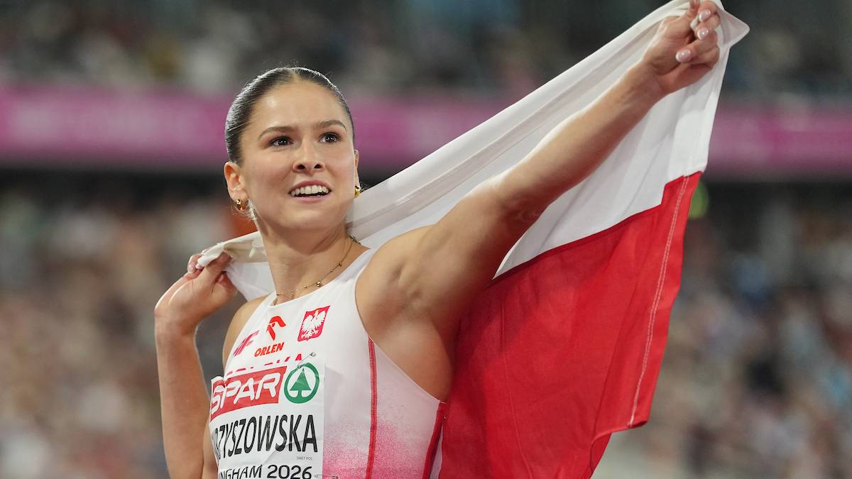 Pia Skrzyszowska z polską flagą na lekkoatletycznym stadionie