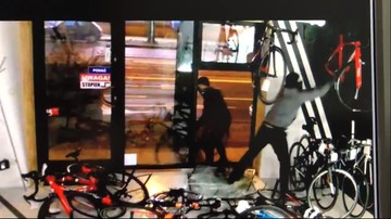 Zbili szybę i zabrali dwa rowery warte 35 tys. zł. Kradzież w 16 sekund