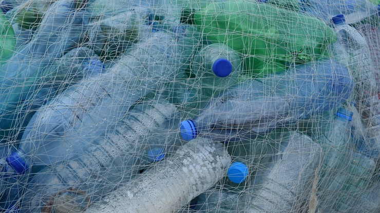 Naukowcy znaleźli sposób na plastik w oceanie. Nakarmią nim bakterie