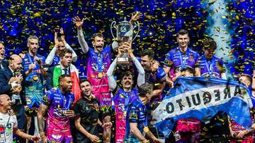 Siatkarze z pucharem Ligi Mistrzów, otoczeni przez kibiców i konfetti.