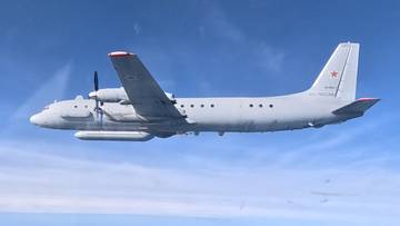 Samolot rozpoznawczy Ił-20 z wyłączonym transponderem lecący nad Morzem Bałtyckim.