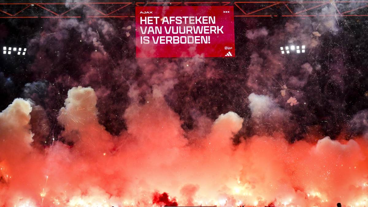 Stadion wypełniony dymem i ogniem z rac, z zakazem odpalania fajerwerków wyświetlanym na ekranie