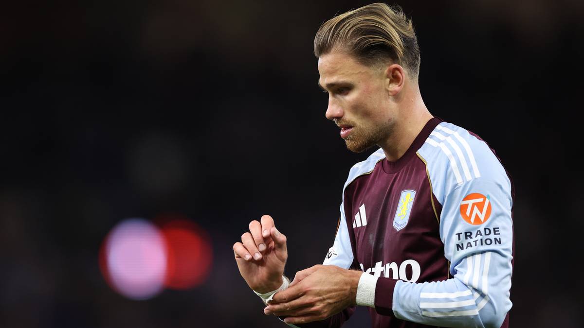 Piłkarz Aston Villi w stroju klubowym, patrzący w bok.