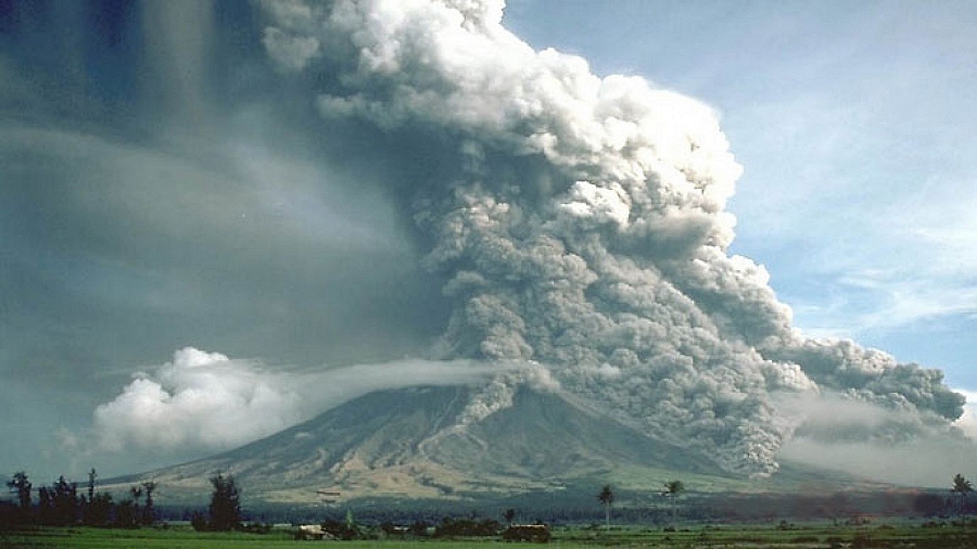 Erupcja wulkanu Mayon na Filipinach w 1984 roku. Fot. USGS / C.G. Newhall.