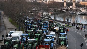 Konw&oacute;j traktor&oacute;w na ulicy w Paryżu, protest rolnik&oacute;w.