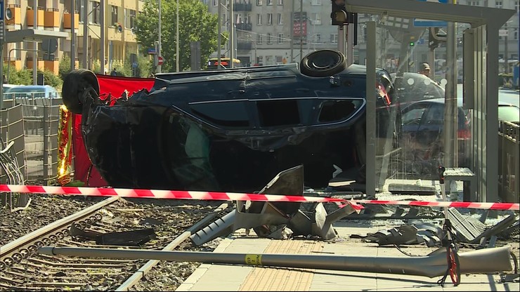 Wrocław. Auto wjechało w przystanek. Jedna osoba nie żyje
