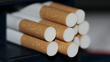 Rynek nielegalnych papierosów w Polsce zmalał prawie o połowę