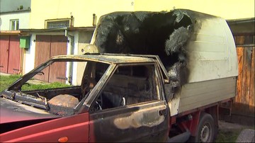 Osiem samochodów doszczętnie spłonęło w Chełmnie. To już kolejne podpalenie aut w tym mieście