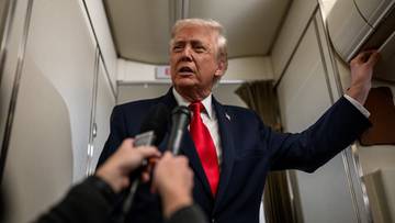 Donald Trump przemawia do dziennikarzy na pokładzie samolotu.