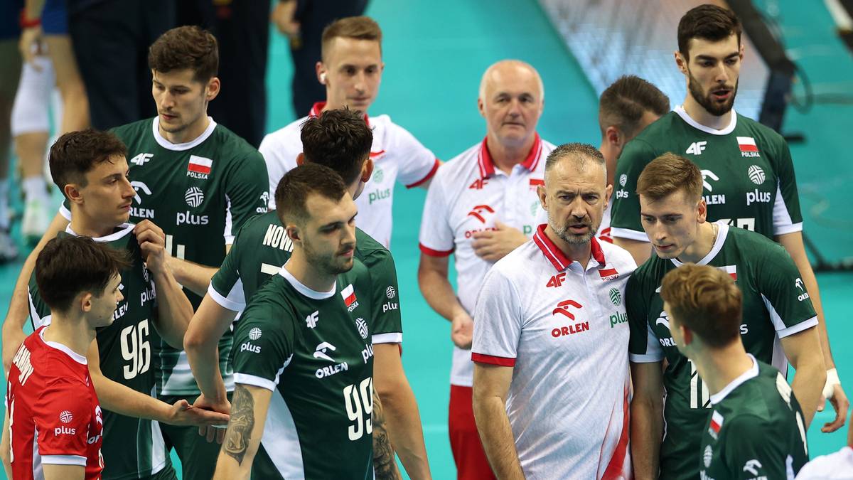 Drużyna siatkarzy w zielonych strojach, z herbem Polski, wychodzą na mecz. Na koszulkach numery i nazwiska.