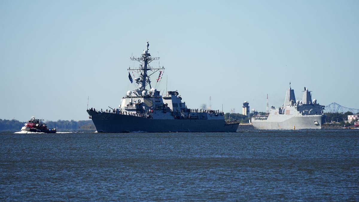 Dwa okręty Marynarki Wojennej USA na otwartym morzu