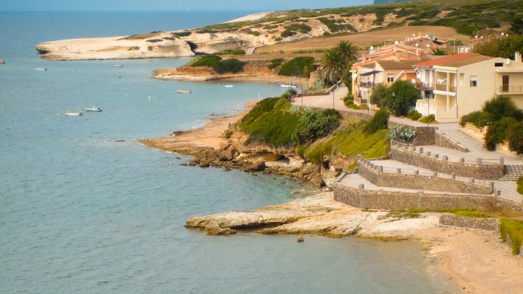 10 ton piasku zabranego przez turystów z plaż Sardynii oddano naturze