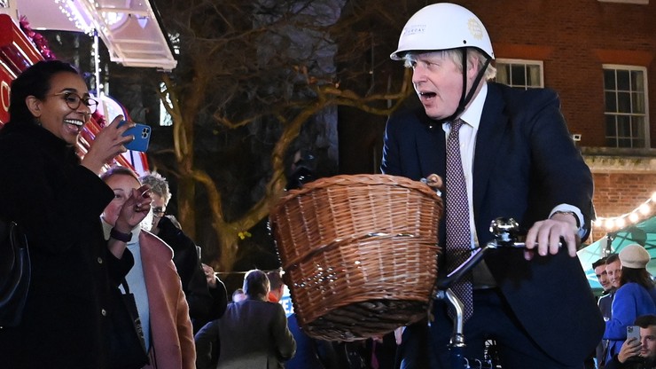 Boris Johnson w ogniu krytyki z powodu przyjęcia świątecznego podczas lockdownu